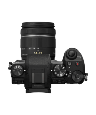 PANASONIC Lumix DMC-G70K + 16 GB Speicherkarte + Tasche Systemkamera mit Objektiv 14-42 mm , 7,62 cm Display Touchscreen, WLAN